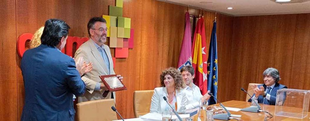 Placa de reconocimiento a Óscar Burgos